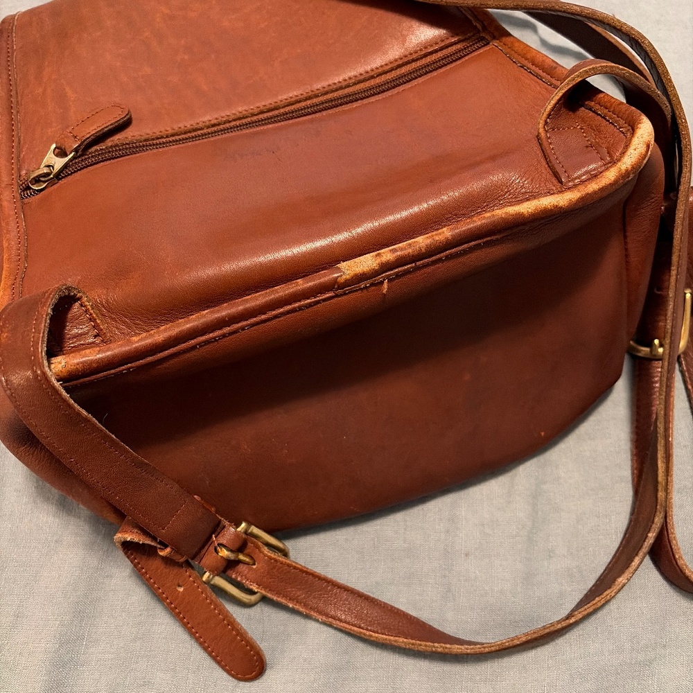 Well loved medium vintage Coach daypack turn lock in tan - Picture 3 of 10
